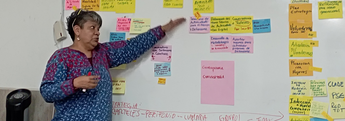 Ángeles López García facilita una reunión de planificación del Centro de Derechos Humanos Victoria Diez.