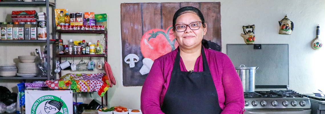 Sandra Flores en la cocina de su negocio