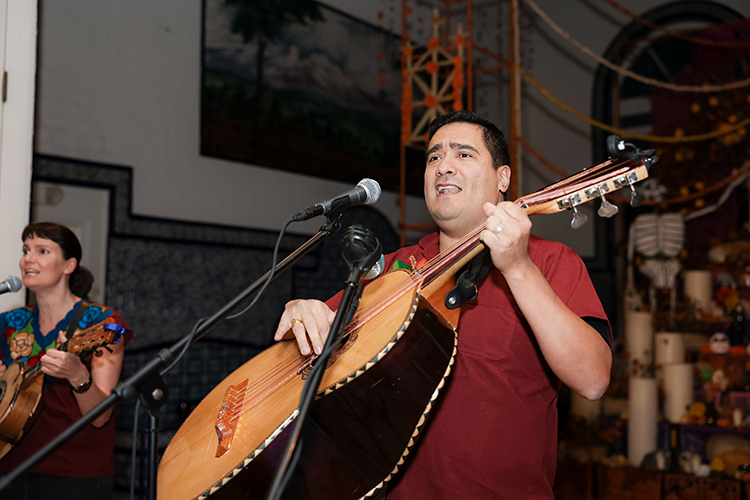 The band Grupo Fénix performed live music.