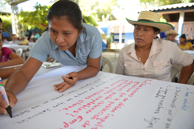 Como parte de la presentación de ACL en El Salvador, se desarrolló el conversatorio “Agenda de los Pueblos Indígenas en el Ámbito Laboral”, en el que las comunidades analizaron y expresaron los principales desafíos y propuestas de solución de los pueblos indígenas en El Salvador y sus expectativas en el marco del nuevo proyecto de PADF.