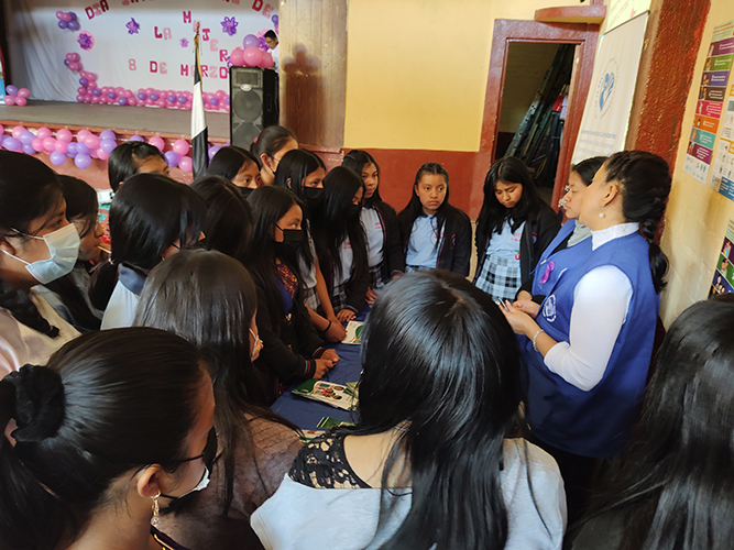 Charlas informativas sobre prevención de trata de personas en la migración, impartida por FVCs en Chichicastenango.
