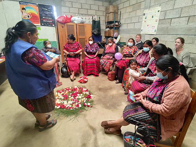 Entrega de materiales impresos en prevención de trata de personas en la migración a grupo de comadronas en Chichicastenango.