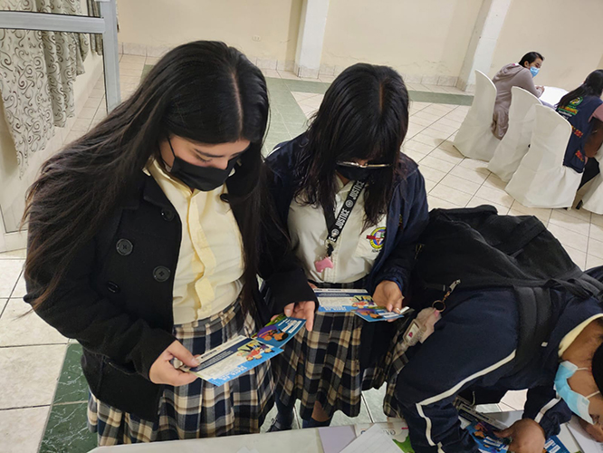 Estudiantes participan en el foro sobre trata de personas en la migración y el ciberdelito en Huhuetenango.