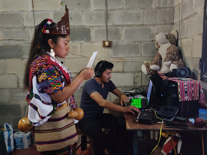 Grabación de los mensajes transmitidos en radio con las voces de las FVCs del proyecto "Camino Seguro".