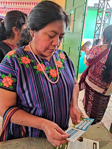 Las mujeres siendo informadas sobre la trata de personas en la migración en el foro realizado en San Idelfonso Ixtahuacán.